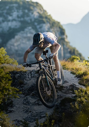 Cyklista jedoucí horskou cestou