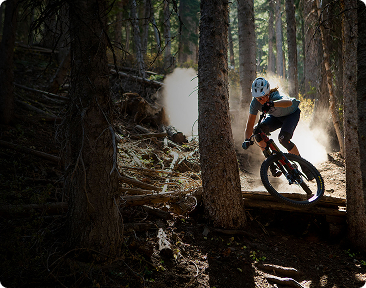 Cyklista na lesní cestě